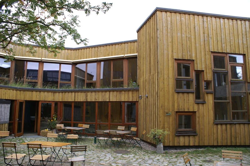 NABU-Naturerlebniszentrum Blumberger Mühle — Holzbau mit Innenhof