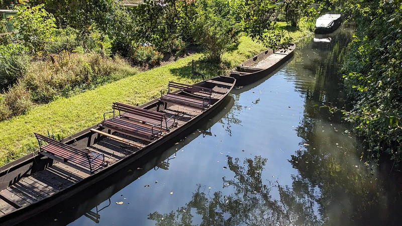 Angelegte Kähne im Spreewald-Kanal bei Lübbenau