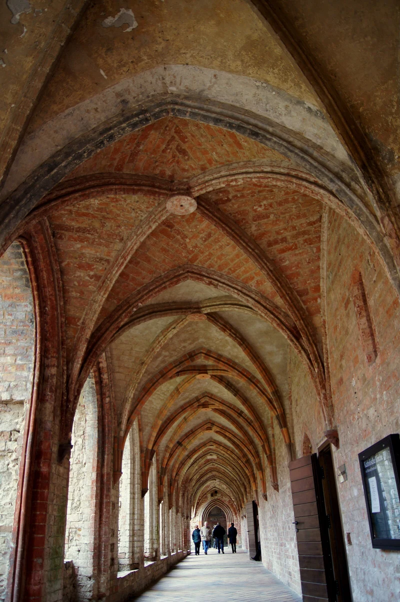 Kloster Chorin, gotische Backsteinarchitektur inmitten von Grün