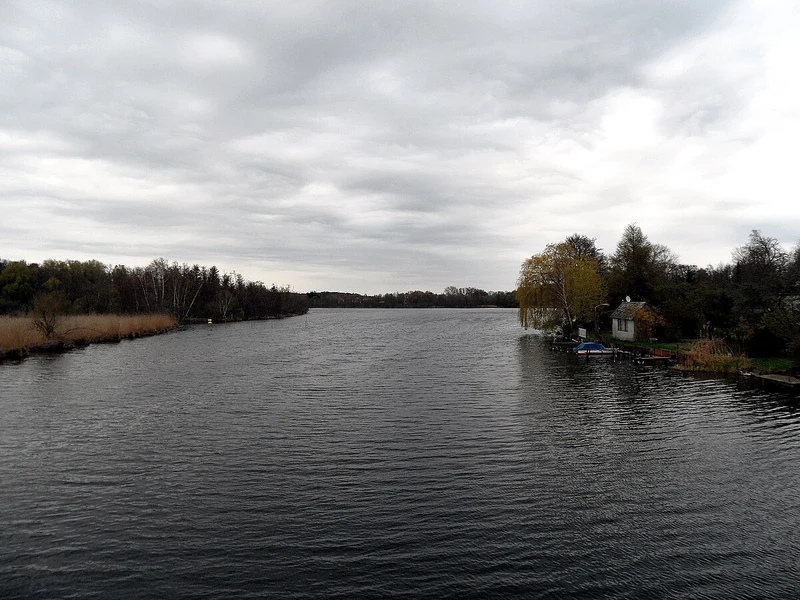 Blick auf die Wublitz flussaufwärts vom Wublitzsteg bei Golm