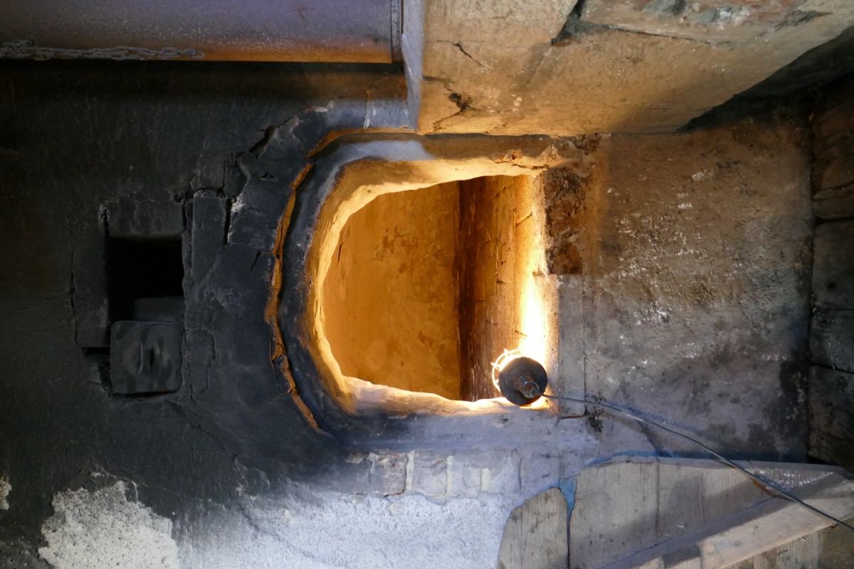 Traditioneller Holzbackofen, Brot backen auf altem Bauernhof