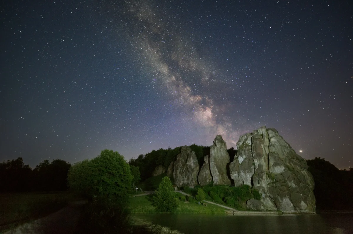 Sternenhimmel über Brandenburg an der Havel, klare Nacht mit Milchstraße