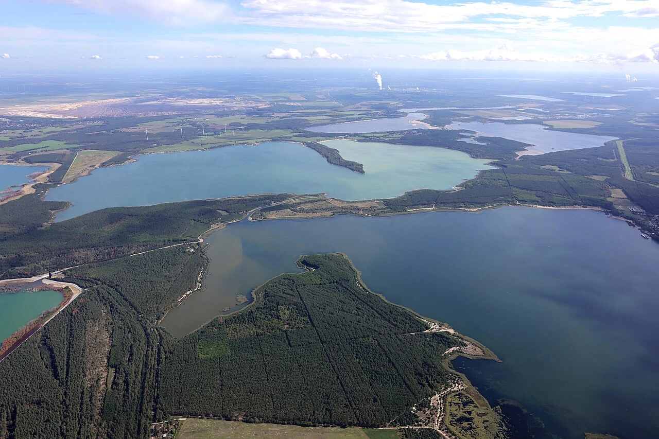 Lausitzer Seenland, rekultivierte Tagebaulandschaft mit neuem See